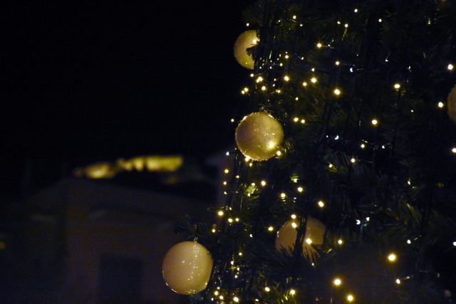 Μάτι: Σε κλίμα συγκίνησης φωταγωγήθηκε το χριστουγεννιάτικο δέντρο
