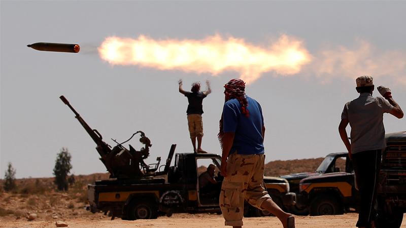 Σφοδρές μάχες στη Λιβύη: Ο Χαφτάρ προχωρά προς την Τρίπολη, ο Σαράτζ προς…. τον Ερντογάν