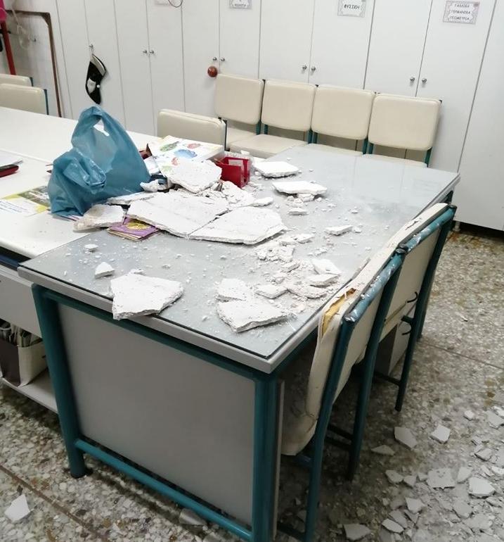 Έπεσαν σοβάδες σε σχολείο στην Ηλιούπολη λόγω της βροχόπτωσης [Εικόνες]