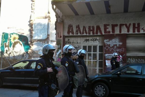 Κουκάκι : Καταληψίες κατά αστυνομικών – «Παίζετε με μας που δεν έχουμε να φάμε;»