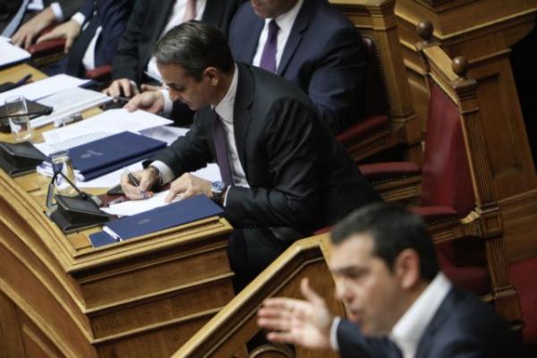Μητσοτάκης και Τσίπρας «σφάζονται» στην ποδιά της μεσαίας τάξης – Κόντρα για τις νέες παροχές