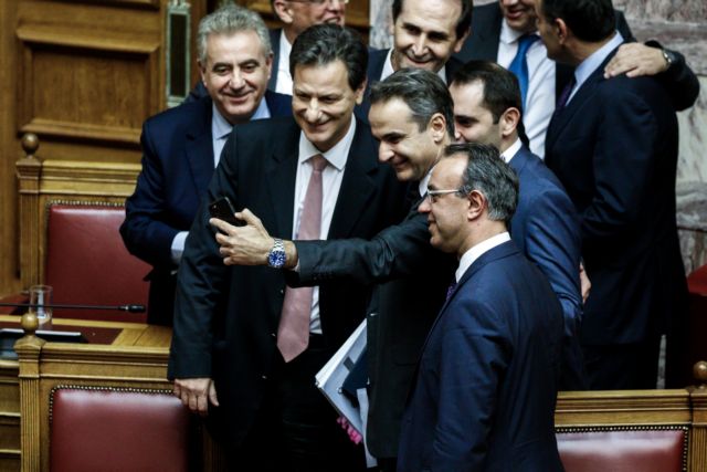 Οι πανηγυρικές selfies και τα χαμόγελα Μητσοτάκη