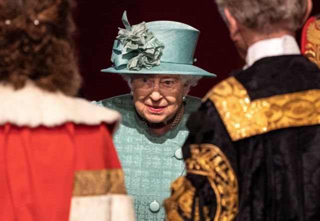 Βασίλισσα Ελισάβετ : Ανακοίνωσε τις προτεραιότητες Τζόνσον με καπέλο αντί για στέμμα