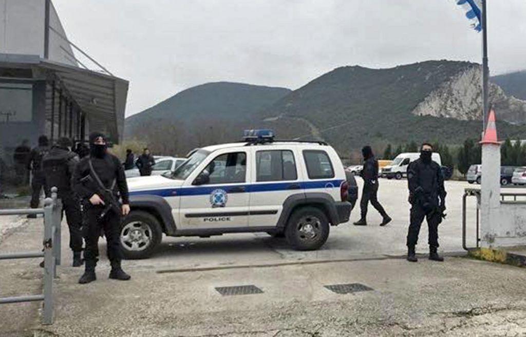 Μεγάλη αστυνομική επιχείρηση στην Καβάλα – Σκάβουν στο προαύλιο αντιπροσωπείας