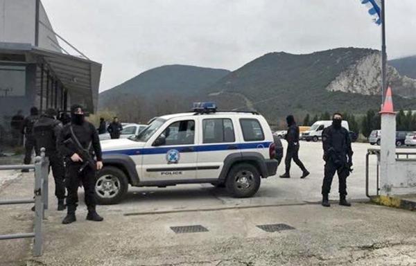 Μεγάλη αστυνομική επιχείρηση στην Καβάλα – Σκάβουν στο προαύλιο αντιπροσωπείας