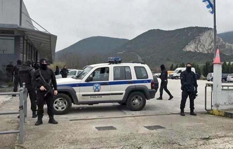 Μεγάλη αστυνομική επιχείρηση στην Καβάλα – Σκάβουν στο προαύλιο αντιπροσωπείας
