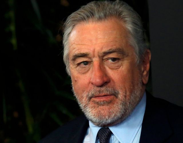 Ο Ρόμπερτ ντε Νίρο ξεσπαθώνει κατά Τραμπ: «Ρίξτε στη μούρη του ένα σακούλι με σκ@@@»