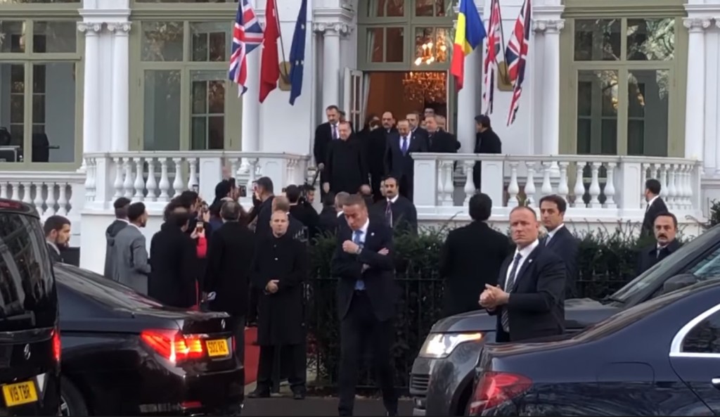 Αποδοκίμασαν τον Ερντογάν έξω από το ξενοδοχείο στο Λονδίνο