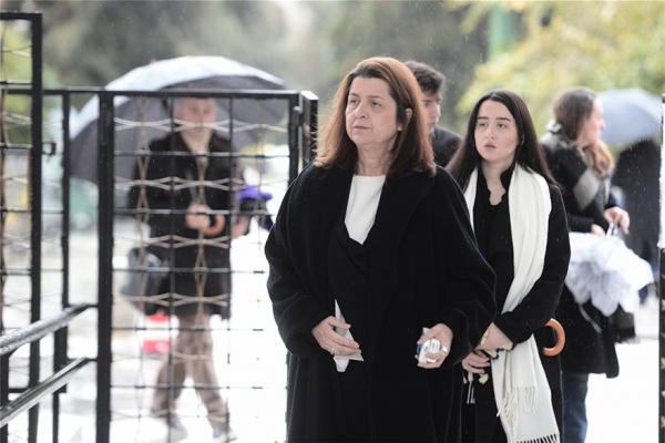 Κηδεία Θάνου Μικρούτσικου : Συγκλονίζει η σύζυγός του με τα λόγια αγάπης