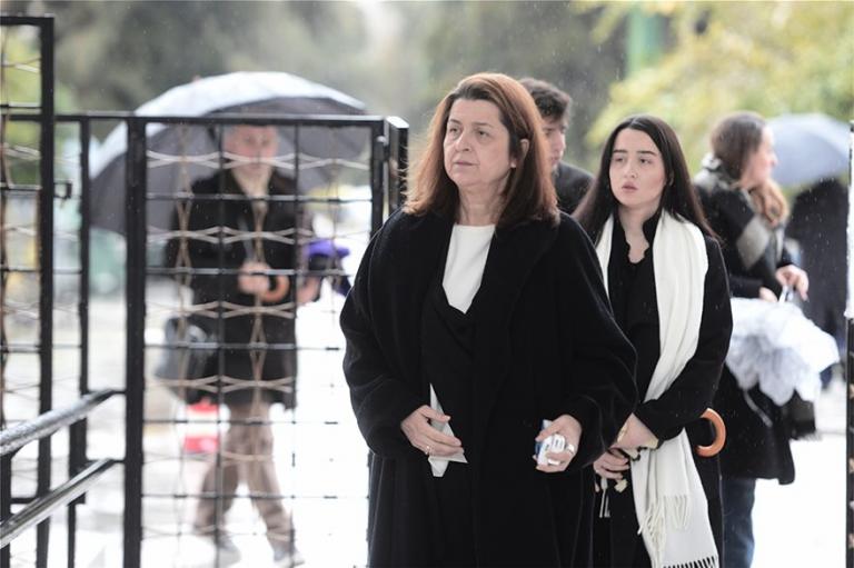 Κηδεία Θάνου Μικρούτσικου : Συγκλονίζει η σύζυγός του με τα λόγια αγάπης