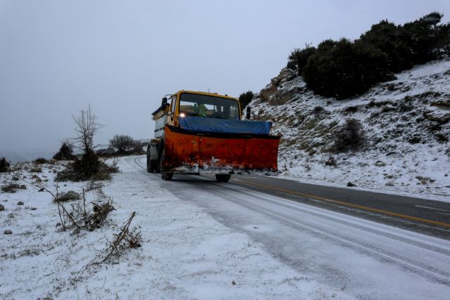 Κακοκαιρία «Ζηνοβία»: Χιόνια σε όλη τη χώρα – Ποιοι δρόμοι έχουν κλείσει στην Αττική