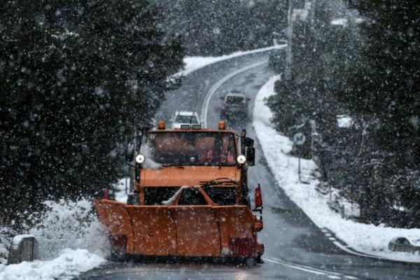 Κακοκαιρία: Νταλίκες δίπλωσαν στη Μαλακάσα και δημιούργησαν κυκλοφοριακό χάος