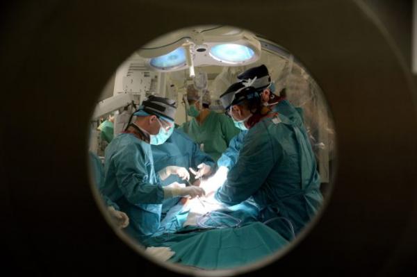 Απίστευτο συμβάν σε χειρουργείο: Γιατροί έβαλαν φωτιά σε καρκινοπαθή
