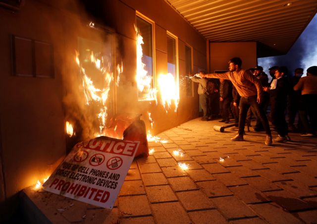 Ιράκ: «Αστακός» η πρεσβεία των ΗΠΑ μετά τα βίαια επεισόδια – Αποστολή στρατιωτικών ενισχύσεων