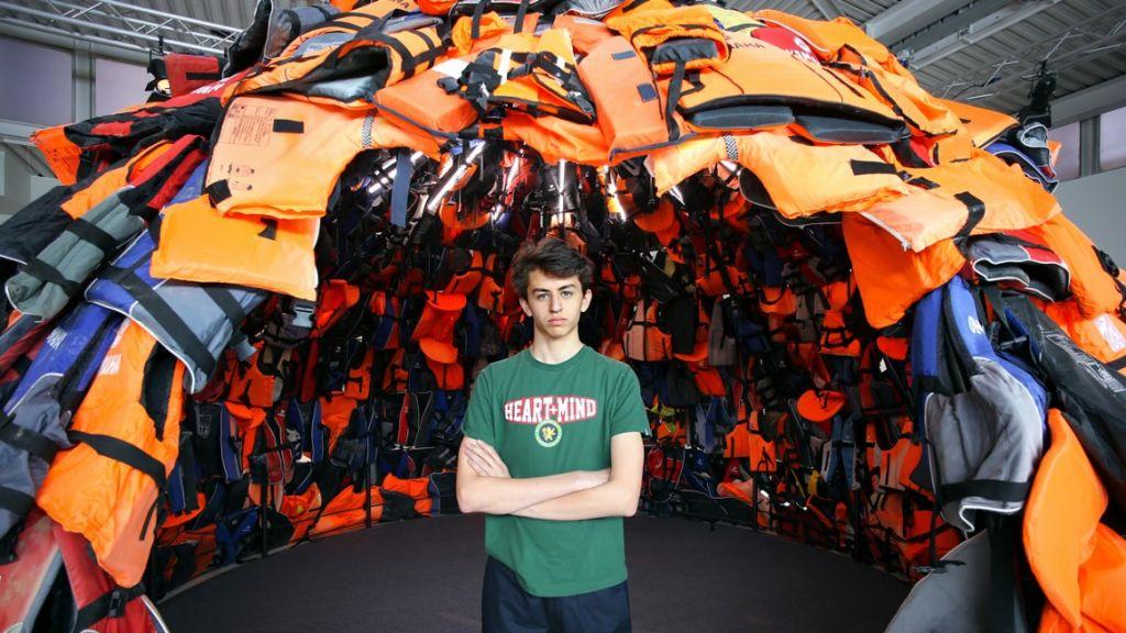 Γαλλία: Εκαψαν το έργο του νεαρού καλλιτέχνη Αχιλλέα Σούρα για την προσφυγική κρίση