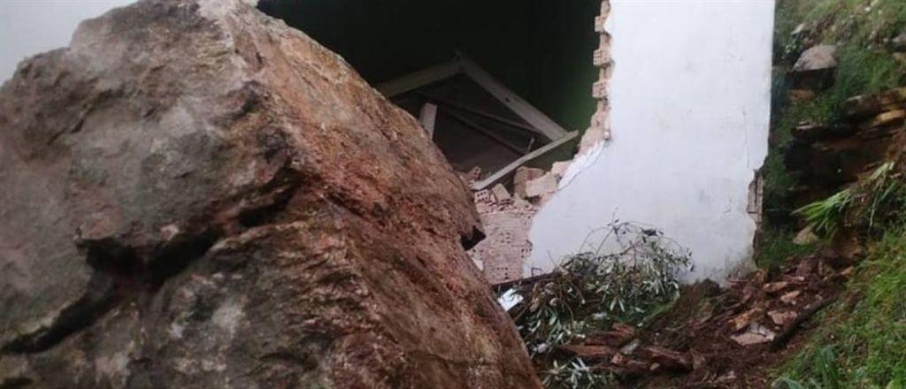 Αρτα : Βράχος αποκολλήθηκε από βουνό και κατέστρεψε σπίτι