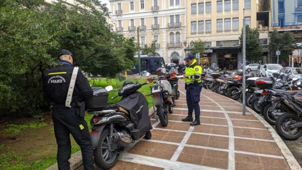 «Εκστρατεία» της Τροχαίας για σταθμεύσεις που εμποδίζουν πεζούς