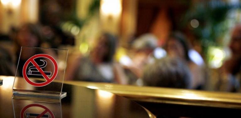 Αντικαπνιστικός νόμος : Βγαίνουν δήθεν για τσιγάρο και φεύγουν χωρίς να πληρώσουν