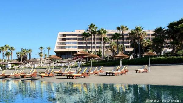 «H Kύπρος αφαιρεί ‘χρυσά διαβατήρια’»