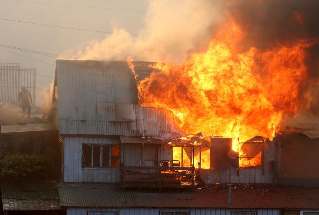 «Στάχτη» δεκάδες σπίτια στην Χιλή λόγω πυρκαγιάς