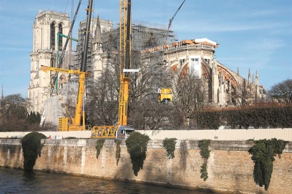 Μόνο 50% οι πιθανότητες να σωθεί η Νοτρ Νταμ