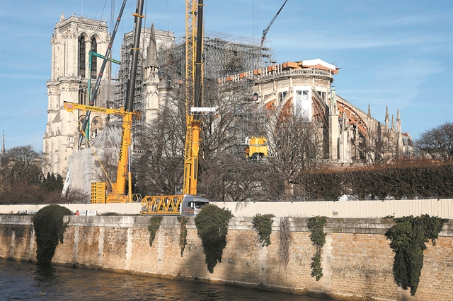 Μόνο 50% οι πιθανότητες να σωθεί η Νοτρ Νταμ