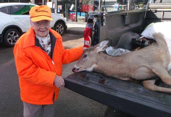 Πρωτάρα κυνηγός ηλικίας… 104 ετών σκότωσε ένα ελάφι