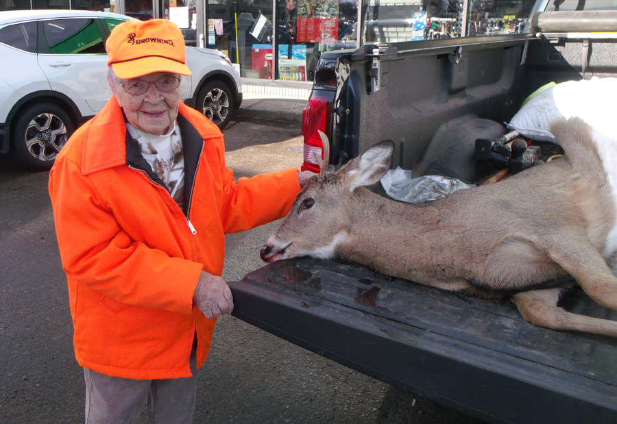 Πρωτάρα κυνηγός ηλικίας... 104 ετών σκότωσε ένα ελάφι