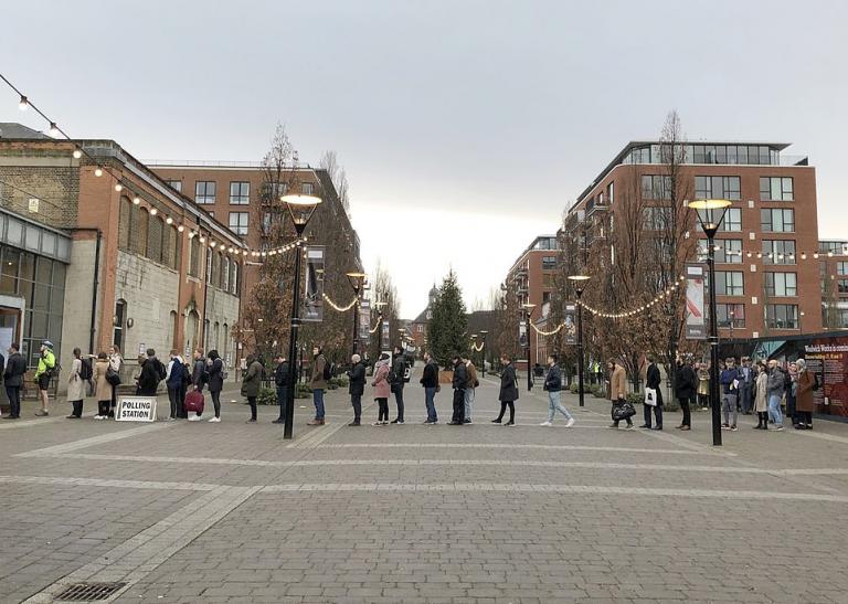 Εκλογές στη Βρετανία : Ουρές στα εκλογικά κέντρα – Το φιλί του Τζόνσον στον σκύλο του