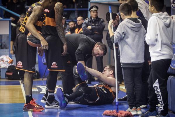 Μόνο στην Ελλάδα, απίστευτος τραυματισμός για τον Αγραβάνη