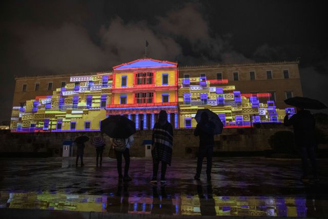 Το χριστουγεννιάτικο 3D projection mapping στην πρόσοψη της Βουλής