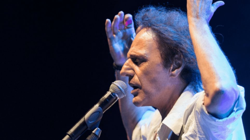 Θάνος Μικρούτσικος : Πώς τον αποχαιρέτισε ο Παπακωνσταντίνου επί σκηνής