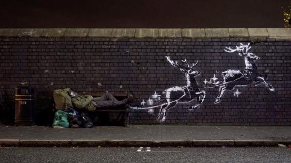 Το συγκινητικό χριστουγεννιάτικο γκράφιτι του Banksy με τον άστεγο «Άγιο Βασίλη»