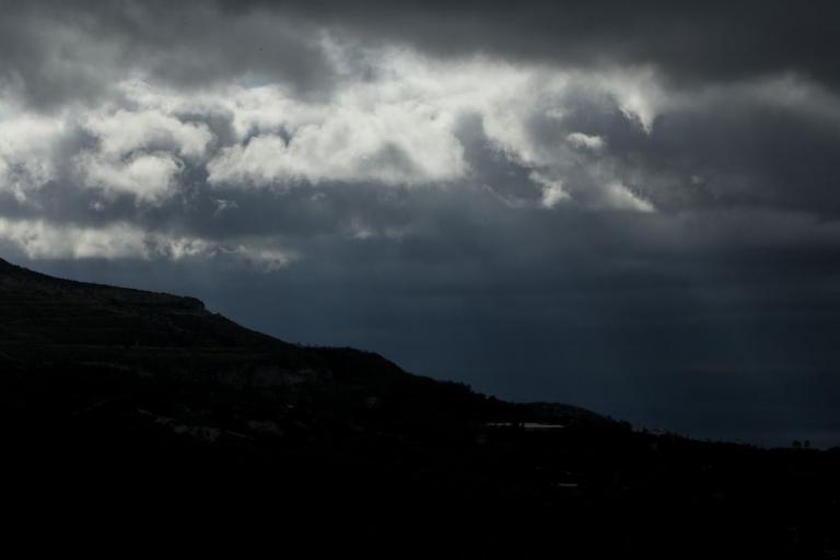 Καιρός : Επιμένει η «Διδώ» με βροχές και καταιγίδες – Ποιες θα «χτυπήσει»