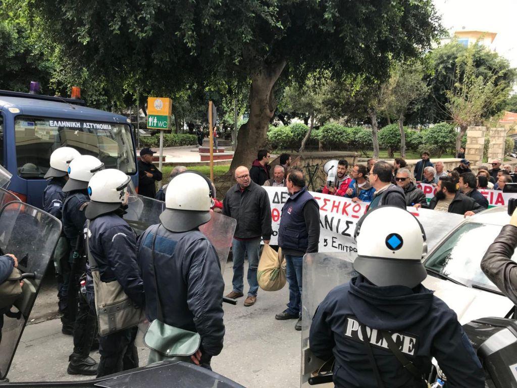 Ενταση και χημικά στους αγρότες της Κρήτης (βίντεο)