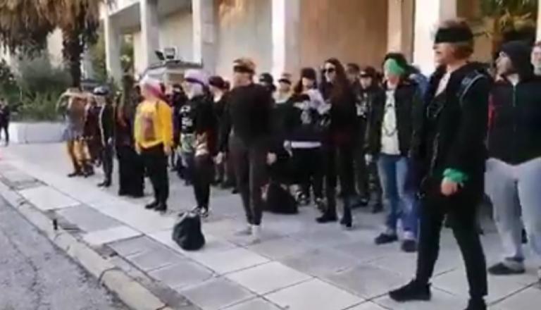 «Ο βιαστής είσαι εσύ» : Από τη Χιλή μέχρι τη ΓΑΔΑ οι γυναίκες στέλνουν μήνυμα