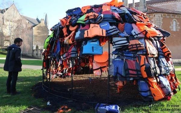 Εμπρηστές κατέστρεψαν έργο του Αχιλλέα Σούρα για την προσφυγική κρίση στη Γαλλία