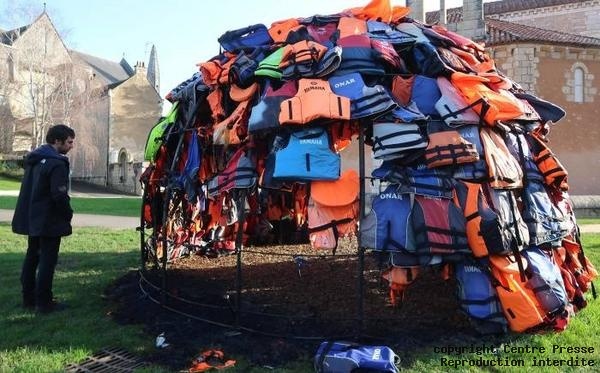 Εμπρηστές κατέστρεψαν έργο του Αχιλλέα Σούρα για την προσφυγική κρίση στη Γαλλία