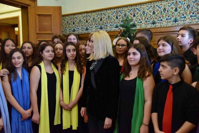 Είπαν τα κάλαντα στη Γεννηματά