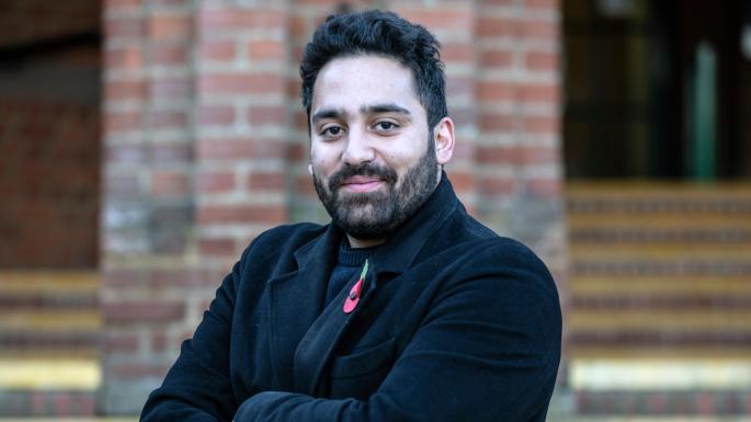 Άλι Μιλάνι : Ο 25χρονος πρόσφυγας από το Ιράν που απειλεί να εκθρονίσει τον Μπόρις Τζόνσον