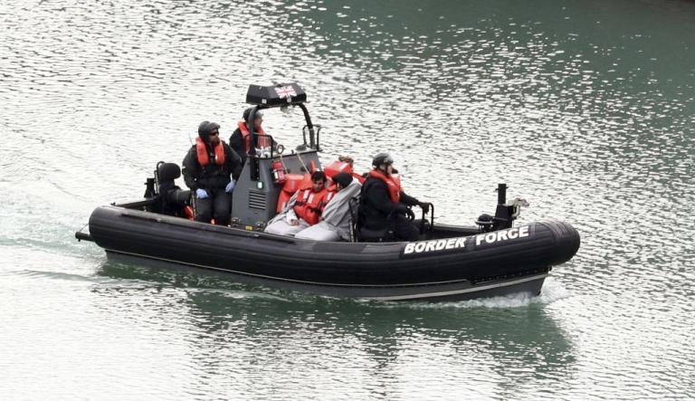 Βρετανία: Σύλληψη 69 προσφύγων που προσπάθησαν να περάσουν τη Μάγχη