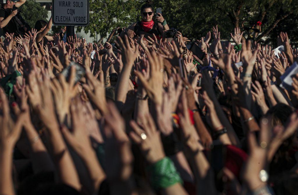 Χιλή : Χιλιάδες γυναίκες χόρεψαν εναντίον των βιασμών