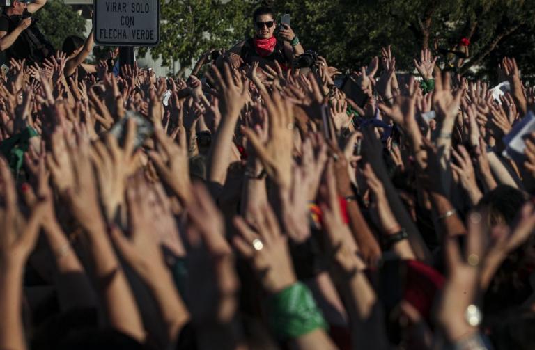 Χιλή : Χιλιάδες γυναίκες χόρεψαν εναντίον των βιασμών