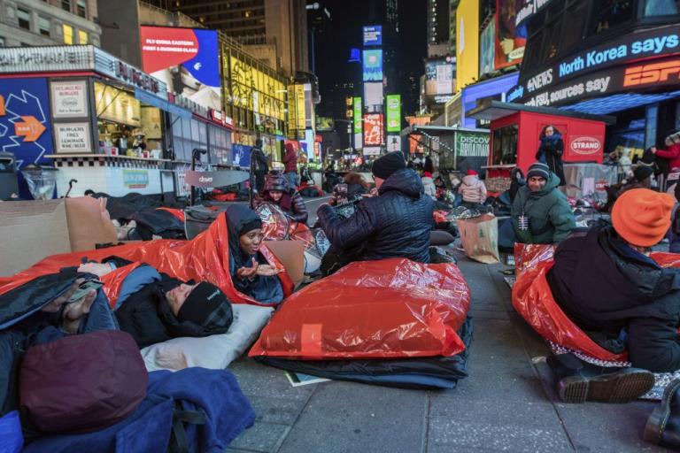 World’s Big Sleep Out: Κοιμήθηκαν στους δρόμους για να υποστηρίξουν τους αστέγους