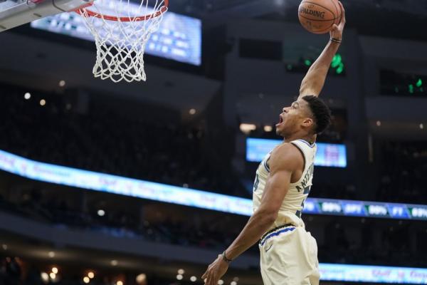 Η μεγαλειώδης παράσταση του Αντετοκούνμπο κόντρα στους Μάβερικς