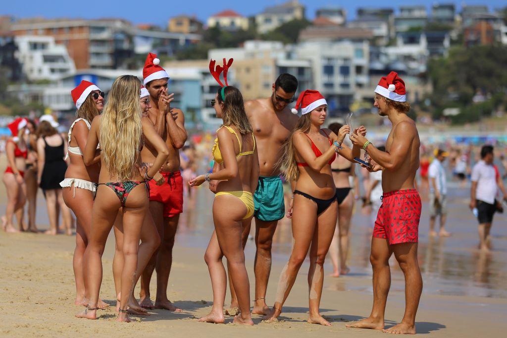 Στο Σίδνεϊ έκαναν Χριστούγεννα στις… παραλίες – Με καυτά μπικίνι και κόκκινα σκουφάκια