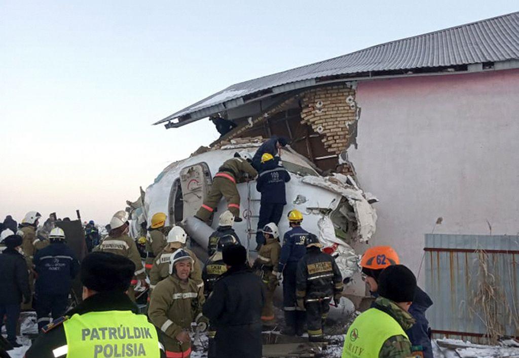 Σοκαριστικές εικόνες από το αεροπορικό δυστύχημα στο Καζακστάν – 15 νεκροί