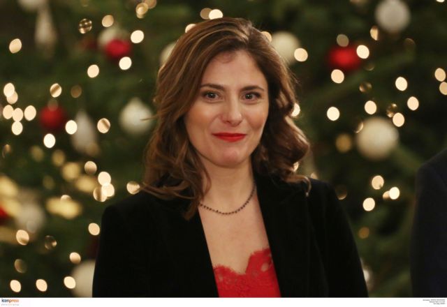 Μπέττυ Μπαζιάνα: Μετατράπηκε σε fashion icon σε έξοδο με τον Τσίπρα