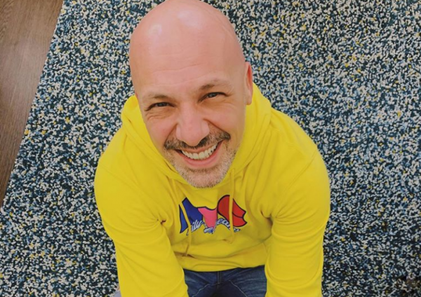 Νίκος Μουτσινάς : Ποζάρει μέσα στο νέο του σπίτι