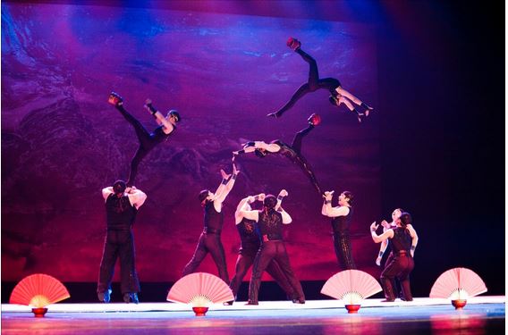 Παράσταση που κόβει την ανάσα από το Εθνικό Θέατρο Ακροβατών της Κίνας